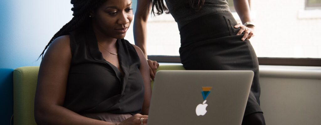 Femme en portage salarial international qui regarde un ordinateur