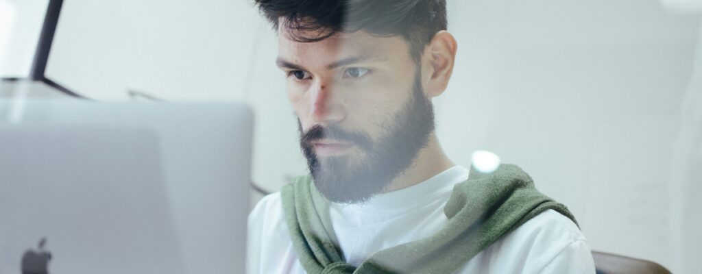 homme qui regarde un ordinateur